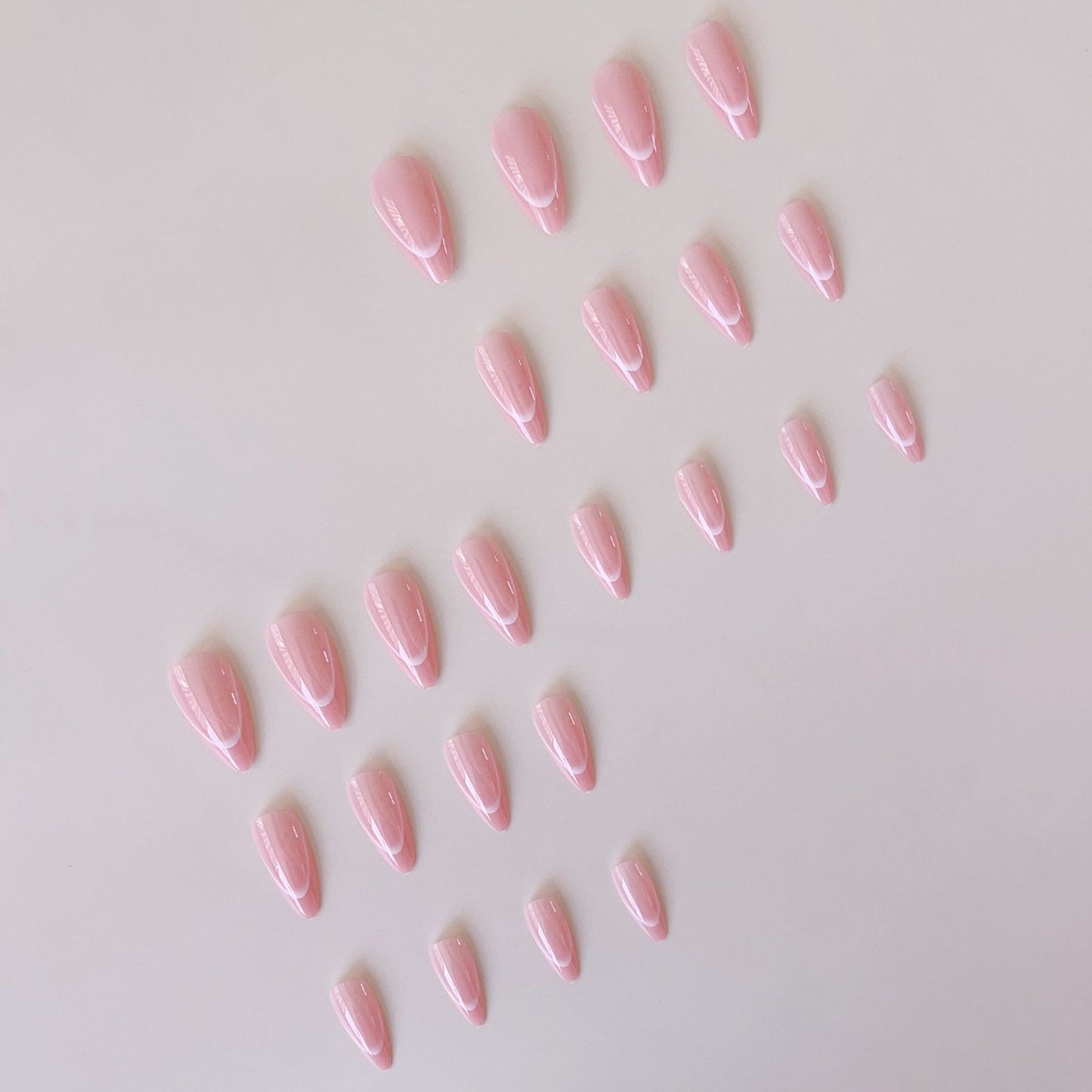 Luxuriöses Kunstnagelset mit elegantem French Design Brehn