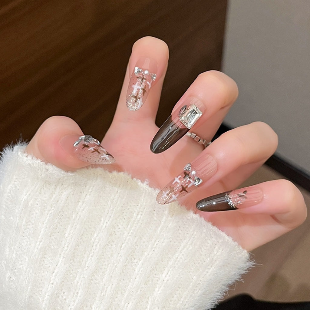 Künstlerische Stiletto Press-On Nagelkunst mit schimmernden Akzenten Brehn