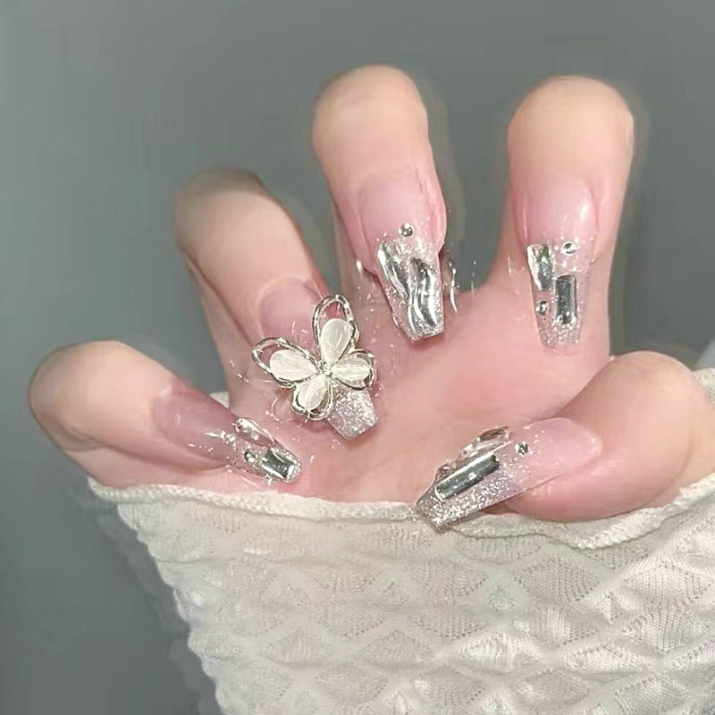 Kunstnagelset mit eleganten Glitzerverzierungen und schimmernden Akzenten Brehn