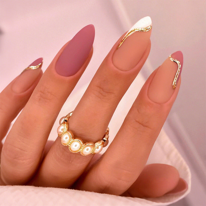 Stylisches Press-On Nagelkunst-Set mit eleganten goldenen Akzenten Brehn