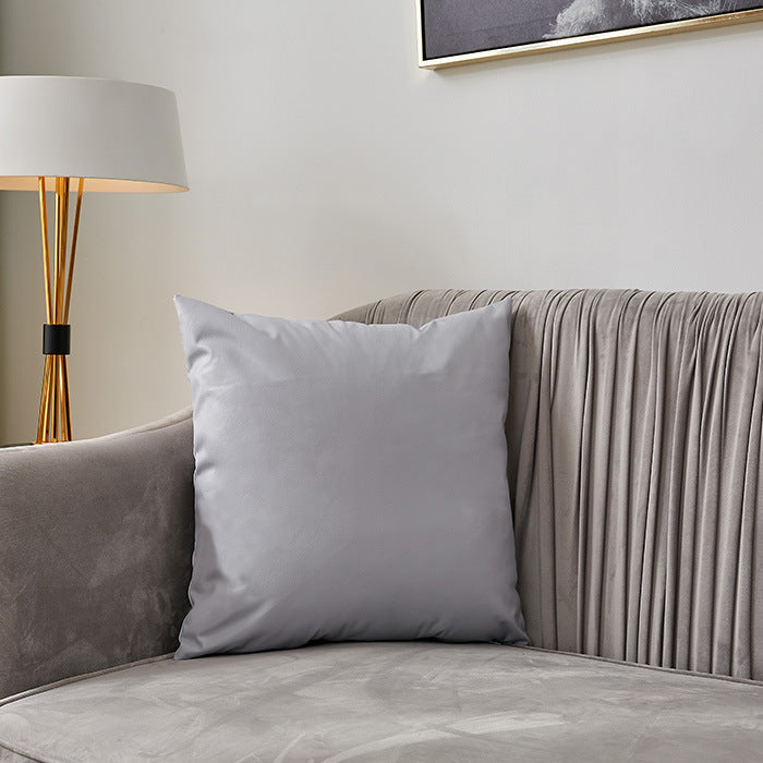 Quadratischer Premium-Kissenbezug aus veganem Nappaleder mit Soft‑Touch Oberfläche Brehn