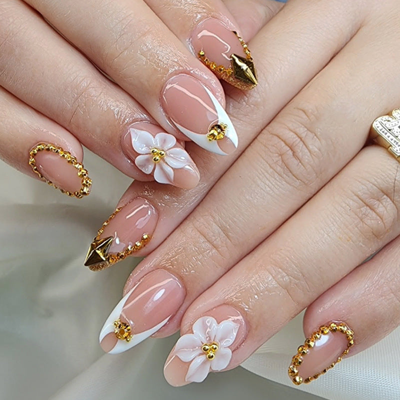 Kunstnagelset mit eleganten Blüten- und Goldakzenten Brehn