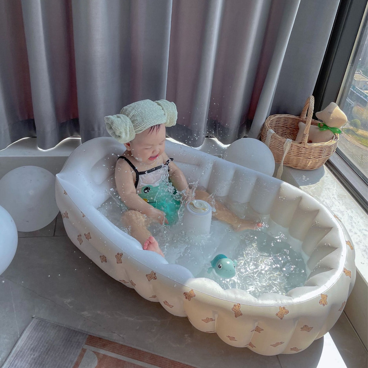 Aufblasbare Babybadewanne und Stützsitz-Set mit Zitronenmotiv und abnehmbarem Becherhalter
