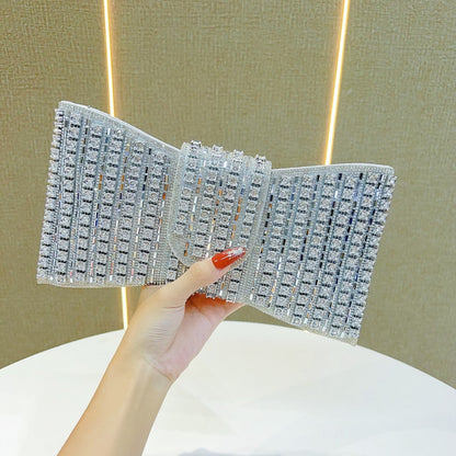 Glamouröse, mit Rhinestones besetzte Abend-Clutch