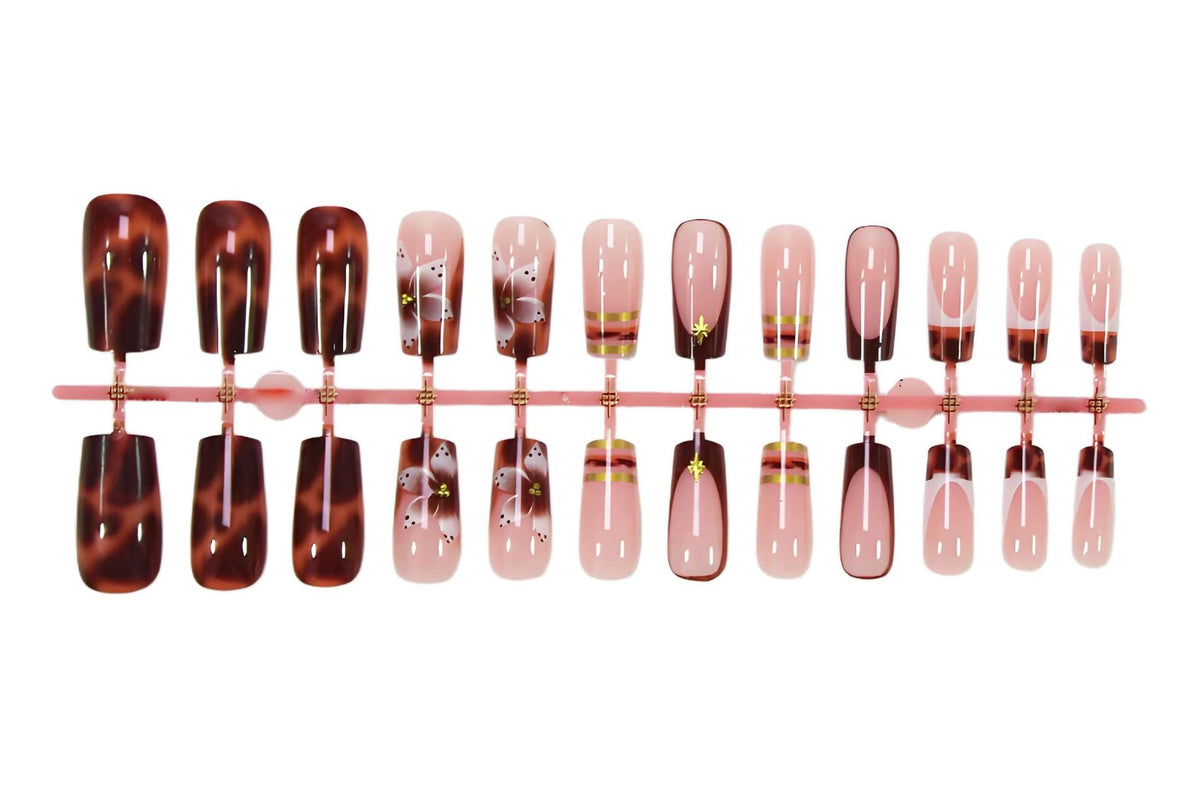 Kunstnagelset mit verschiedenen eleganten Designs Brehn