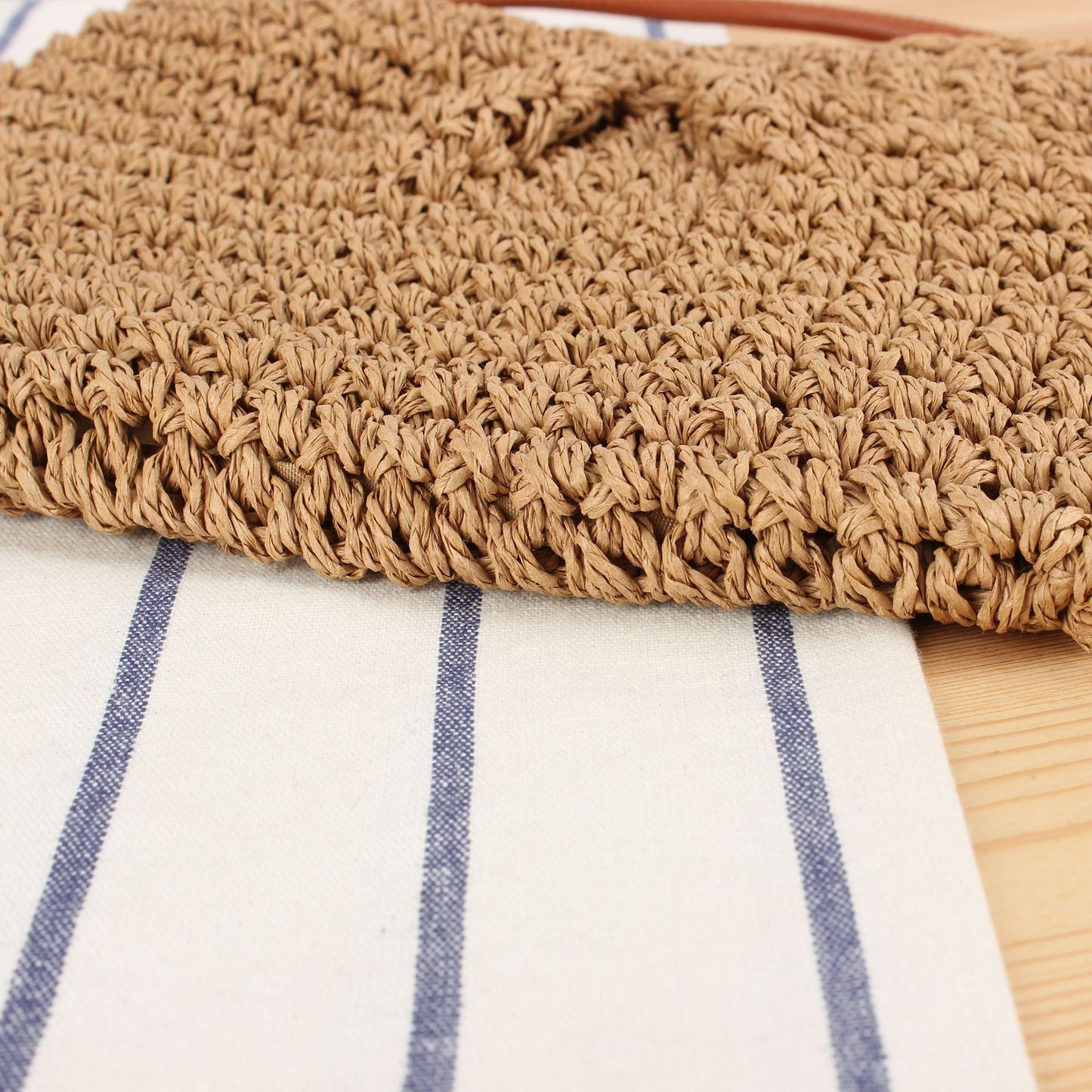 Handtasche Aus Geflochtenem Naturmaterial mit Elegantem Knopfverschluss Brehn