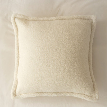 Dekoratives Teddy‑Fleece‑Kissen mit wattierter Füllung und Kedernaht