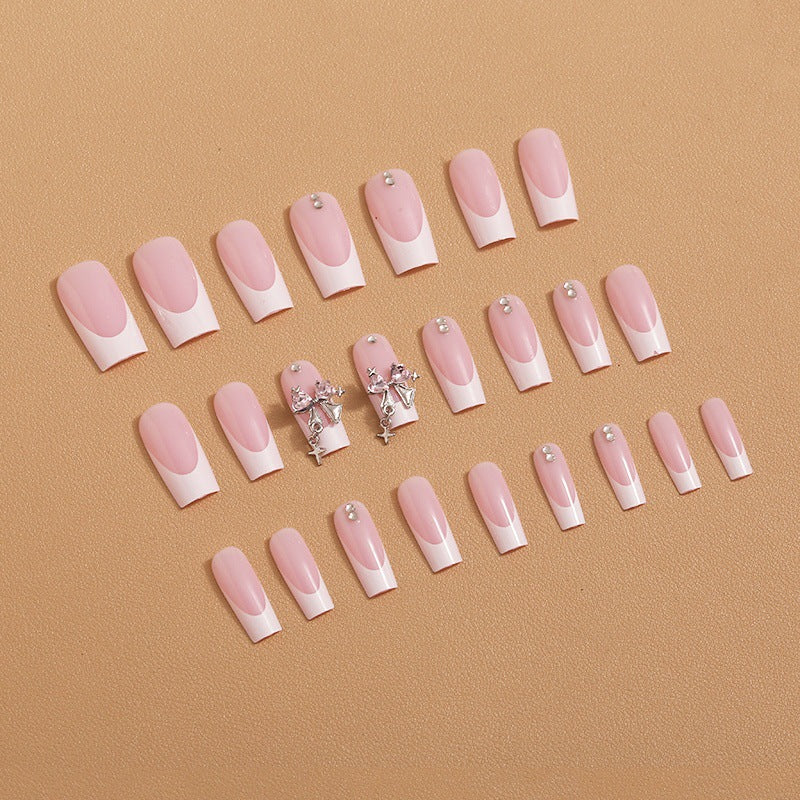 Kunstnagelset mit luxuriösen French-Spitzen und eleganten Verzierungen Brehn