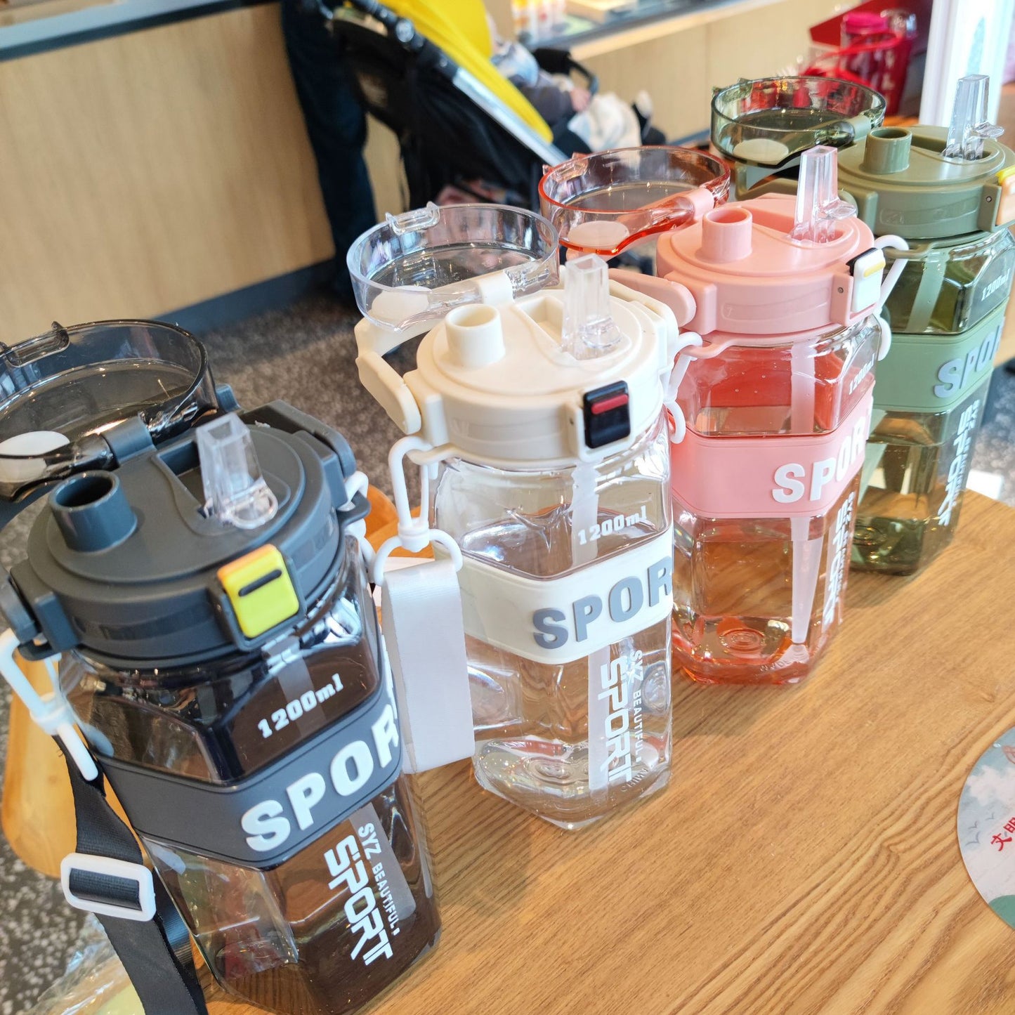 Damen Sportliche Wasserflasche mit praktischem Tragesystem Brehn