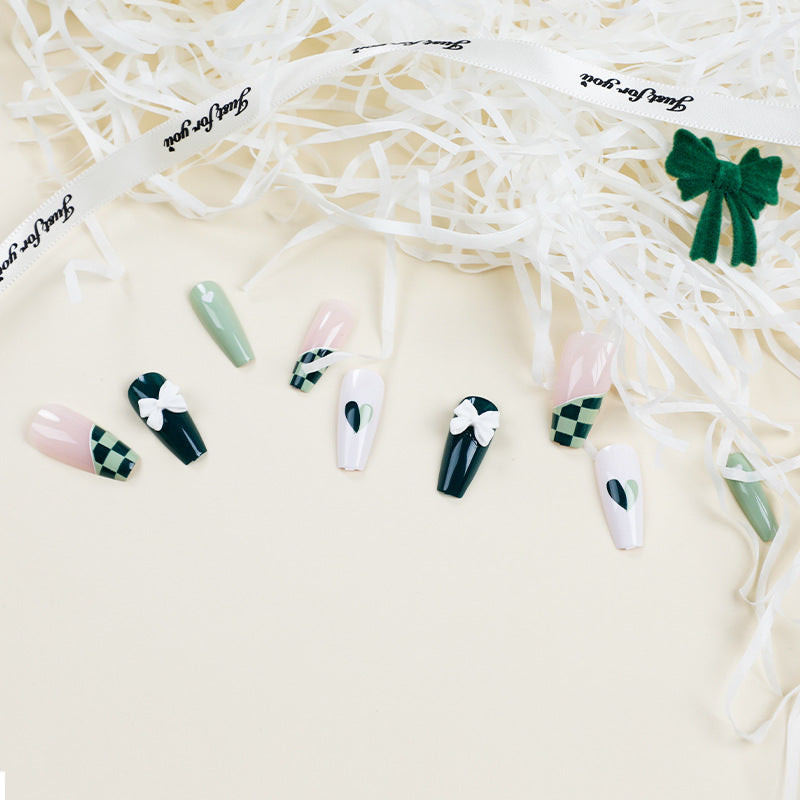 Künstliche Nagelverlängerungen mit kreativem Design und Glitzerakzenten Brehn