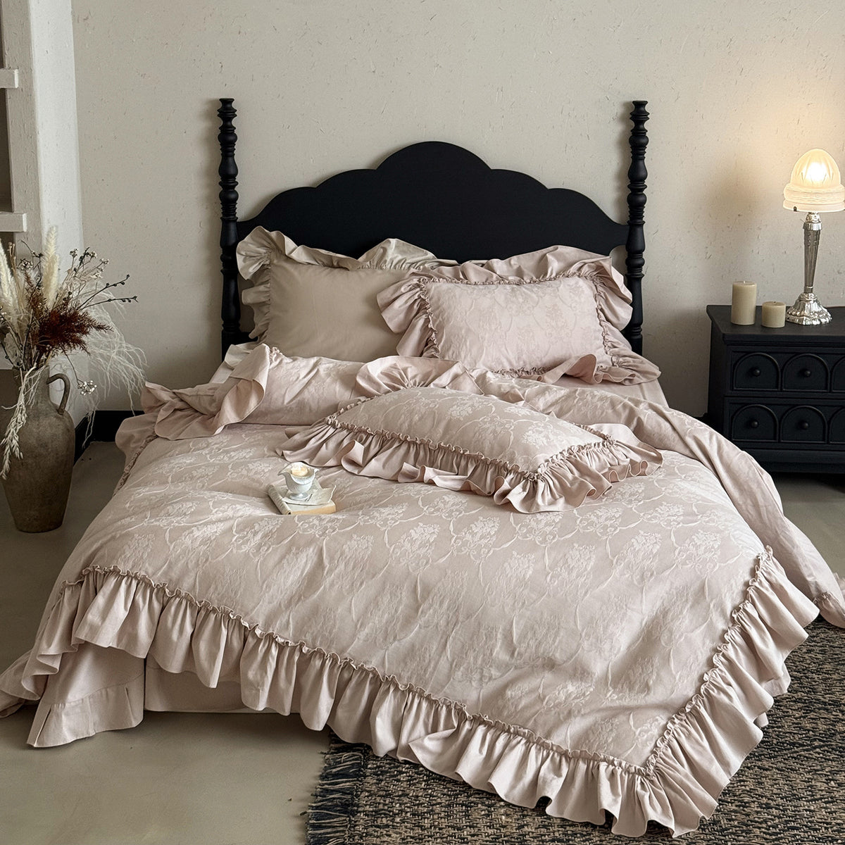 Jacquard-Bettwäschegarnitur mit voluminöser Volant-Rüsche und floraler Ton-in-Ton-Struktur Brehn
