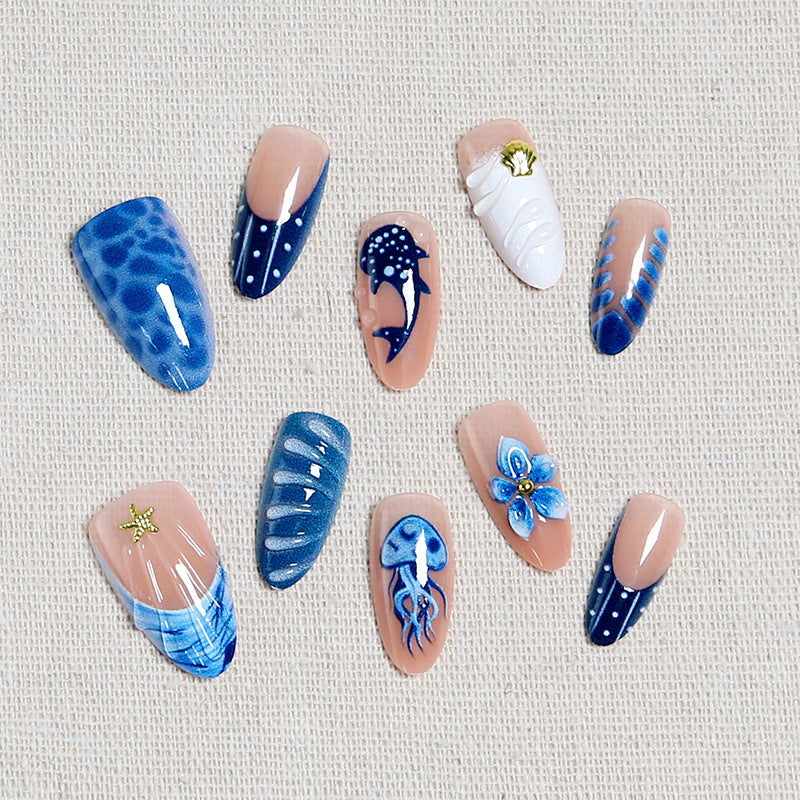 Kunstnägel mit maritimem Design und 3D-Blumenakzenten Brehn