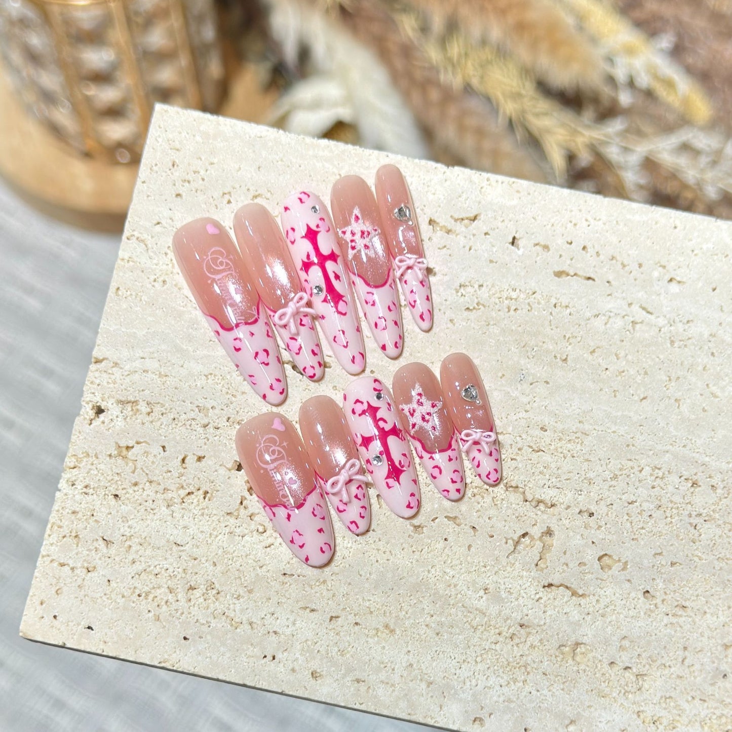 Künstlerisches Stiletto Press-On Nail Set mit Herz- und Schleifen-Design Brehn