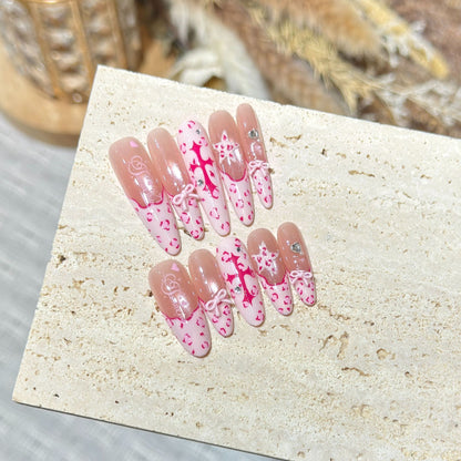 Künstlerisches Stiletto Press-On Nail Set mit Herz- und Schleifen-Design Brehn