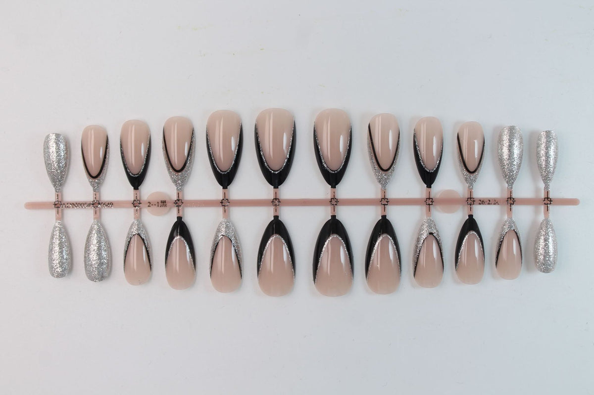 Kunstnagelset mit glamourösen Glitzerakzenten und elegantem Schwarz Brehn