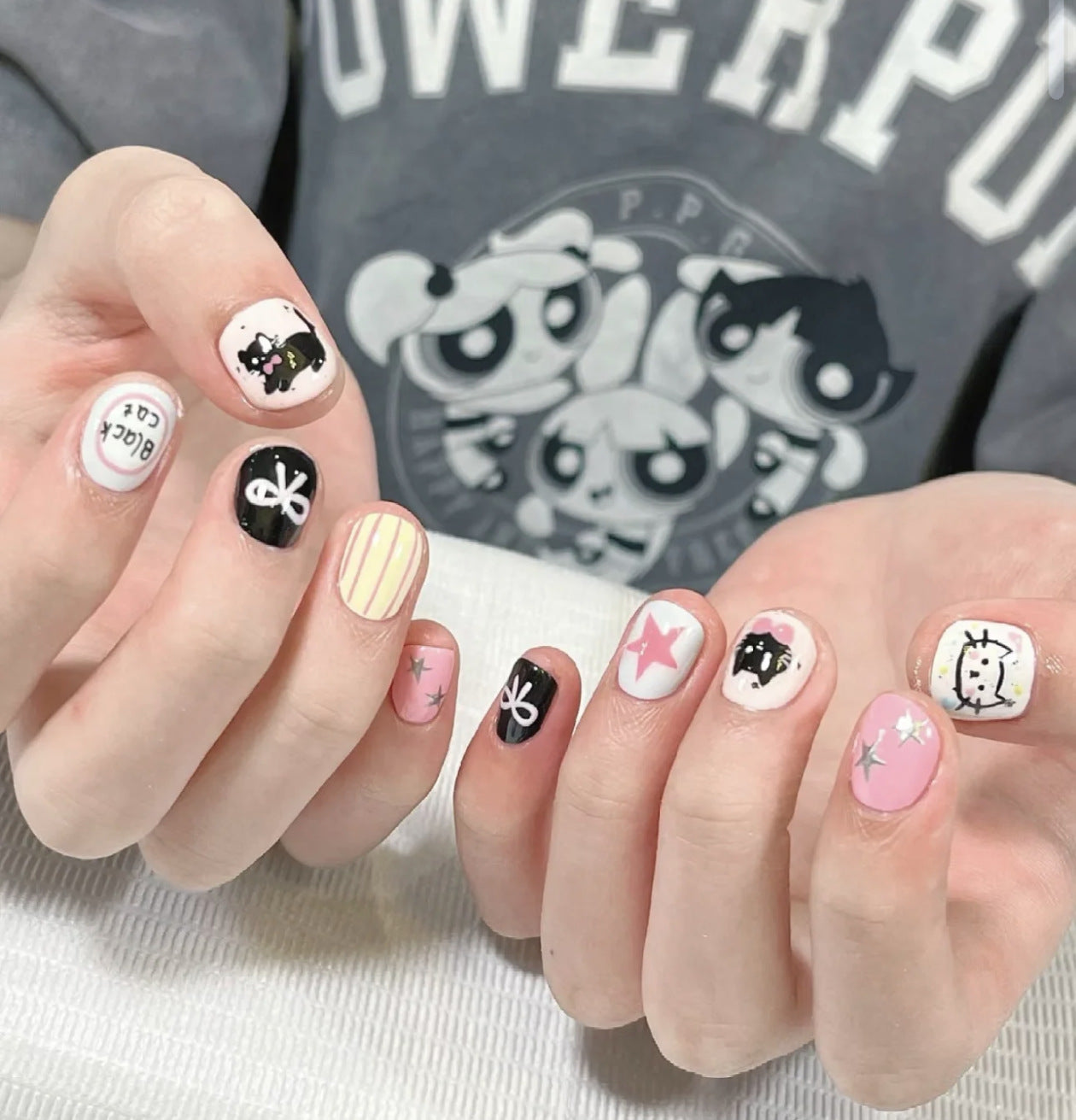 Künstlerisches Press-On-Nagelset mit floralen und glänzenden Akzenten Brehn
