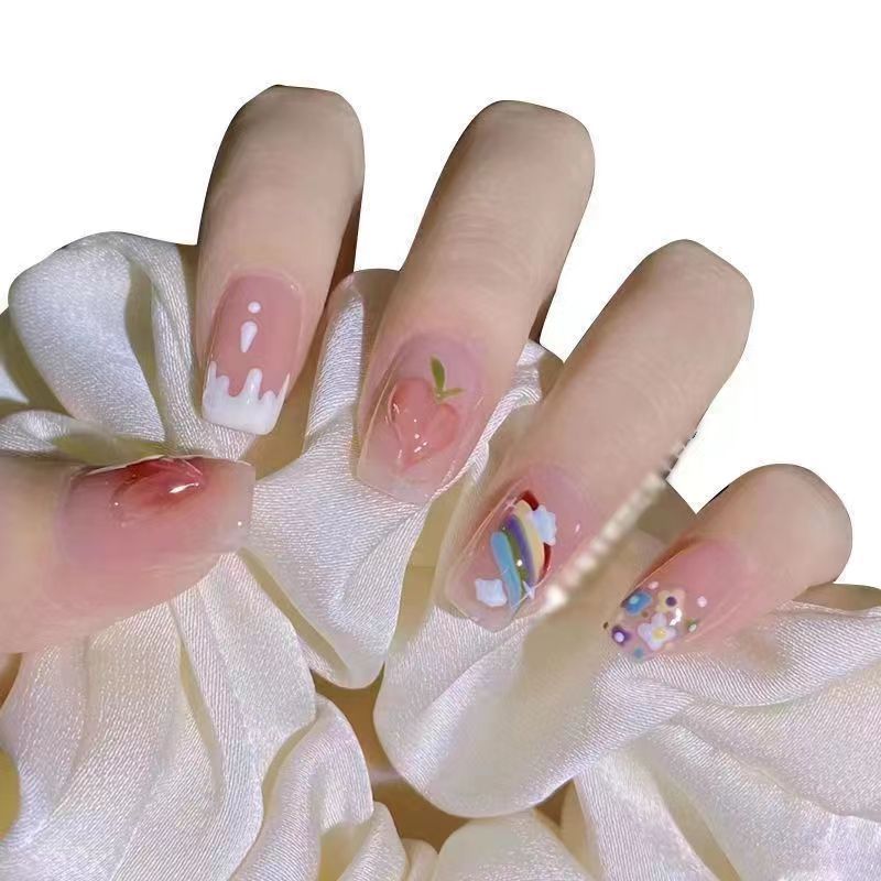 Kunstvolle Nagelkunst mit Schmetterlings- und Perlendetails Brehn