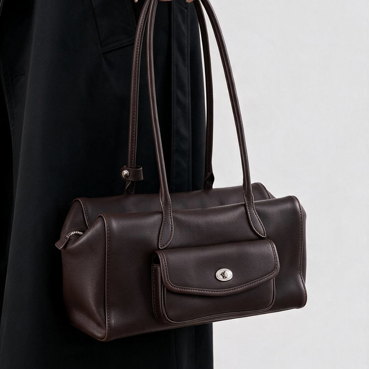 Strukturierte Barrel-Tote mit Front-Drehverschluss-Tasche und doppelten Schulterriemen