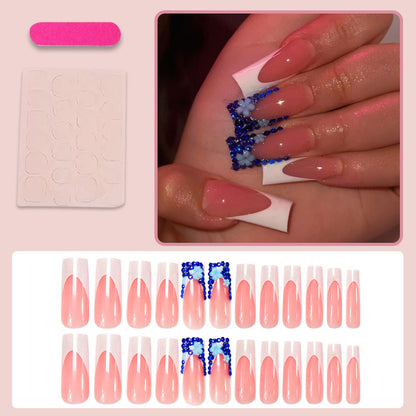 Kunstnegeldesign mit trendigen blauen Akzenten und Glitzer Brehn
