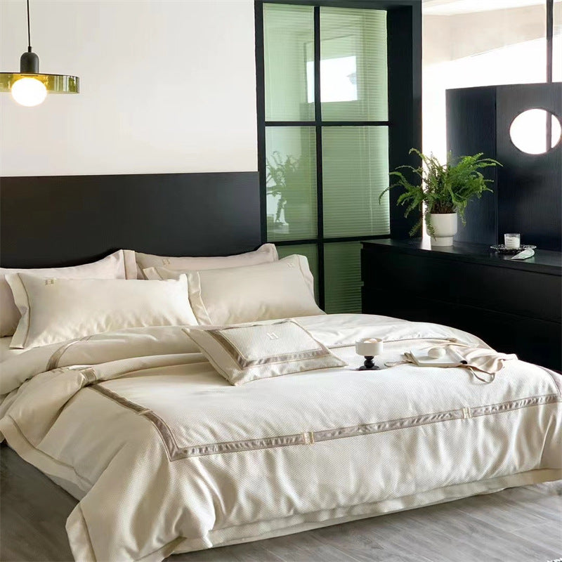 Exklusive Satin-Bettwäschegarnitur mit feiner Keder- und Monogramm-Stickerei