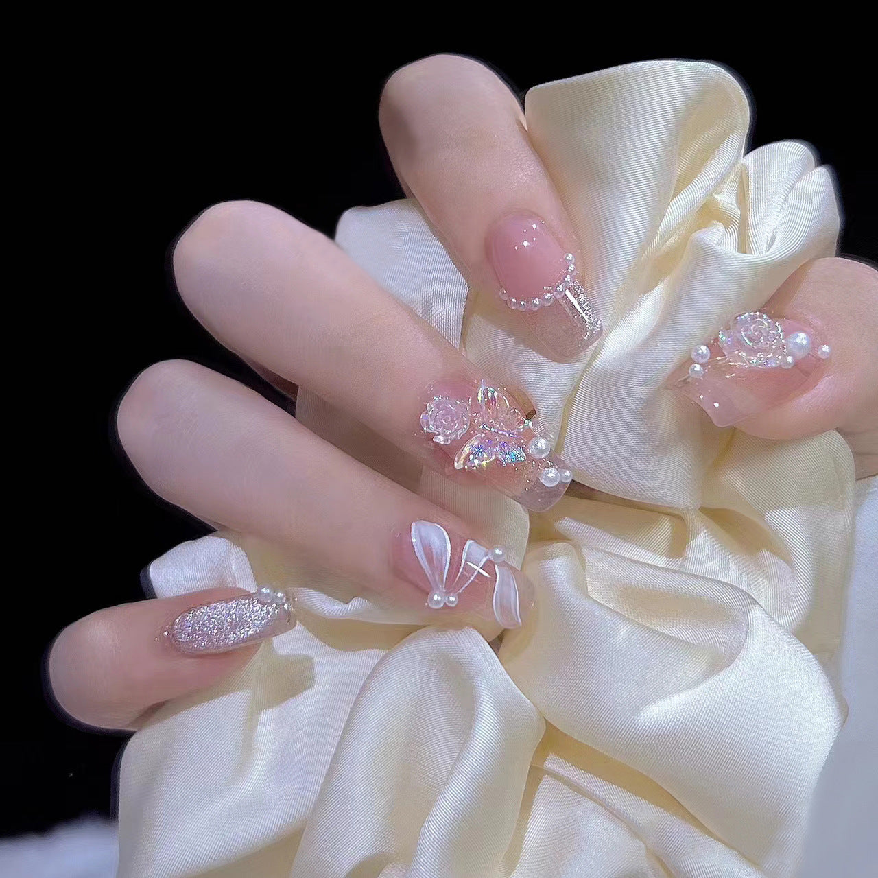 Kunstfingernägel mit Perlendesign und Eleganter Verzierung Brehn