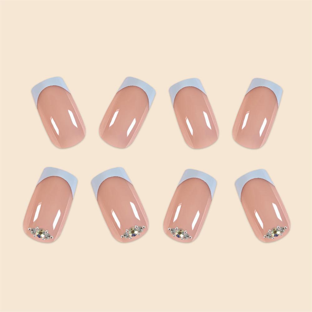 Elegante mit Strass akzentuierte Acryl-Nagelverlängerungen