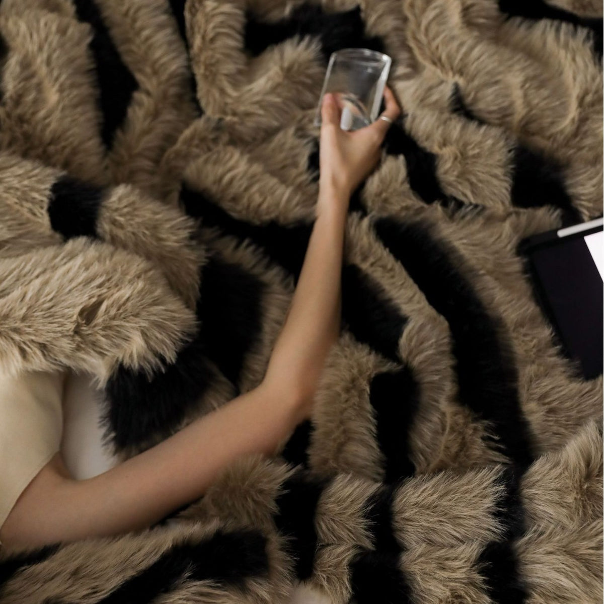 Kunstfell-Bettüberwurf mit Zebra-Muster und Zierkissen-Set