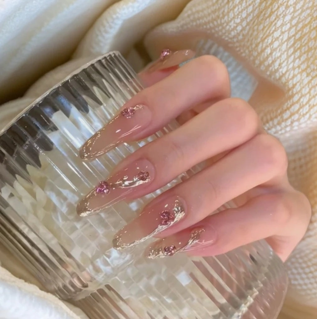 Dekorative Acrylnagelverlängerungen mit floralen Akzenten