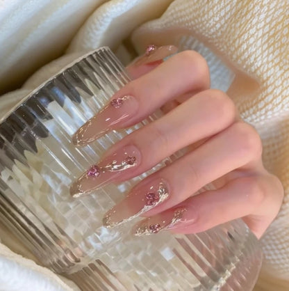Dekorative Acrylnagelverlängerungen mit floralen Akzenten