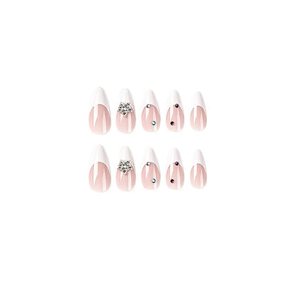Kunstnagelset mit eleganter französischer Spitze und funkelnden Akzenten Brehn