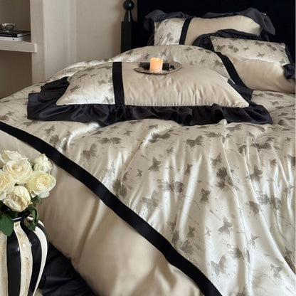 Luxuriöses Satin-Bettwäsche-Set mit Rüschen und dezentem Blumenmuster