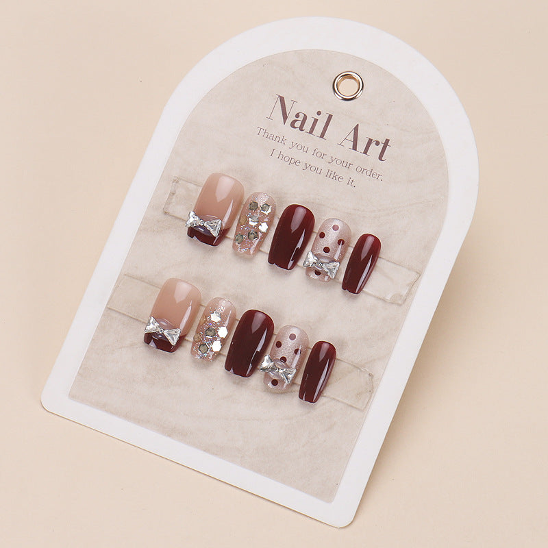 Elegantes Press-On-Nageldesign mit Strassakzenten Brehn