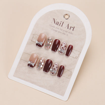 Elegantes Press-On-Nageldesign mit Strassakzenten Brehn