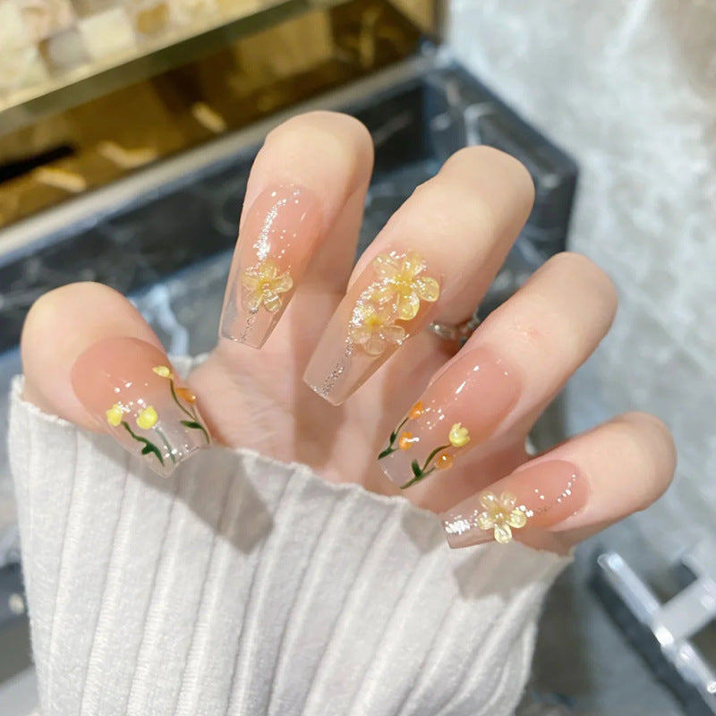 Kunstnagelset mit eleganten Glitzerverzierungen und schimmernden Akzenten Brehn