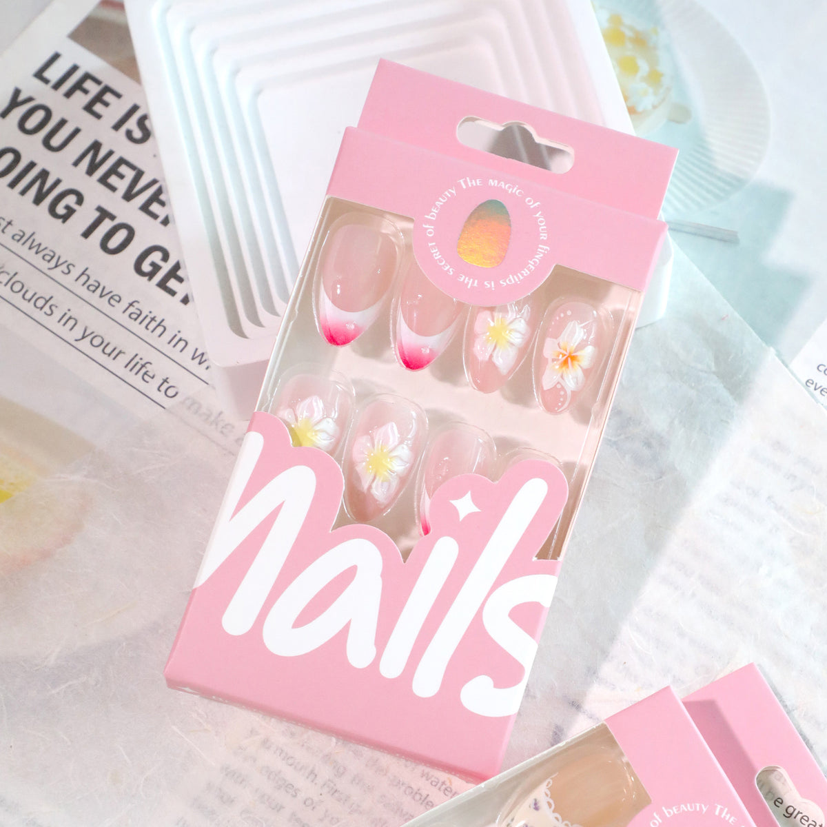 Kunstvolle Nageldesigns mit floralen Akzenten und sanften Farbverläufen Brehn
