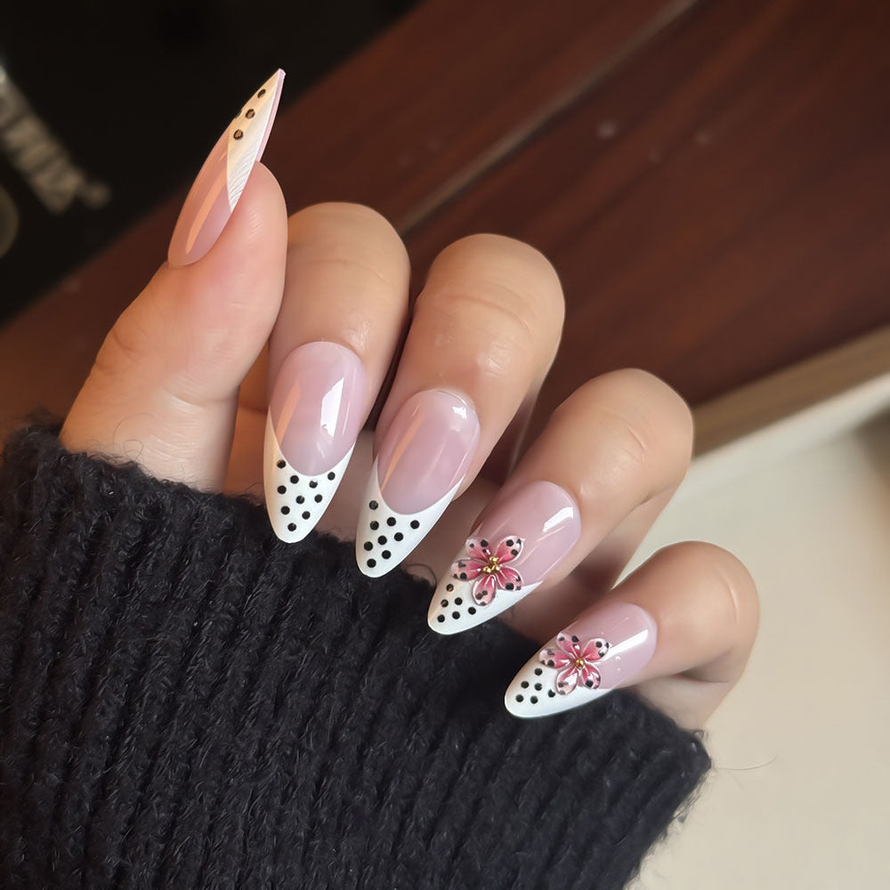 Dekorativer Floral-Akzent Press-On Nagelset Brehn