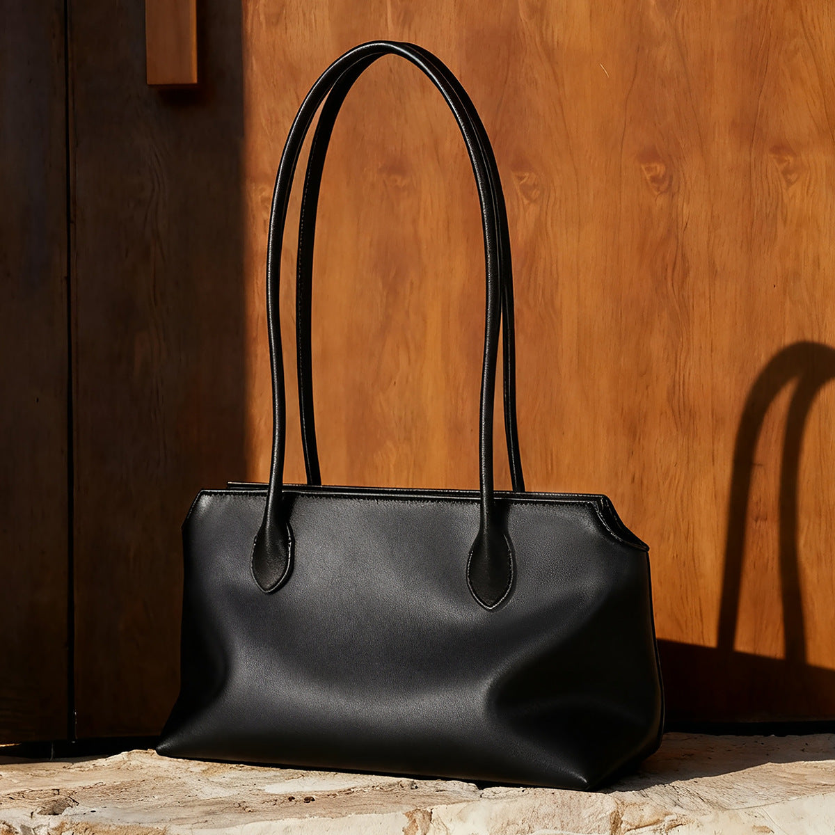 Schlanke Minimalistische Schultertasche mit langen Trägern