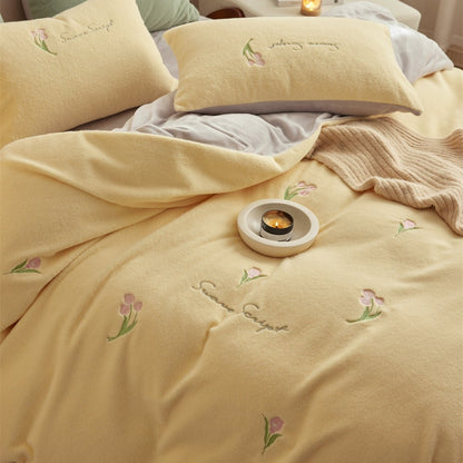 Bettwäschegarnitur aus weichem Microfleece mit gestickten Tulpen und Wendefunktion