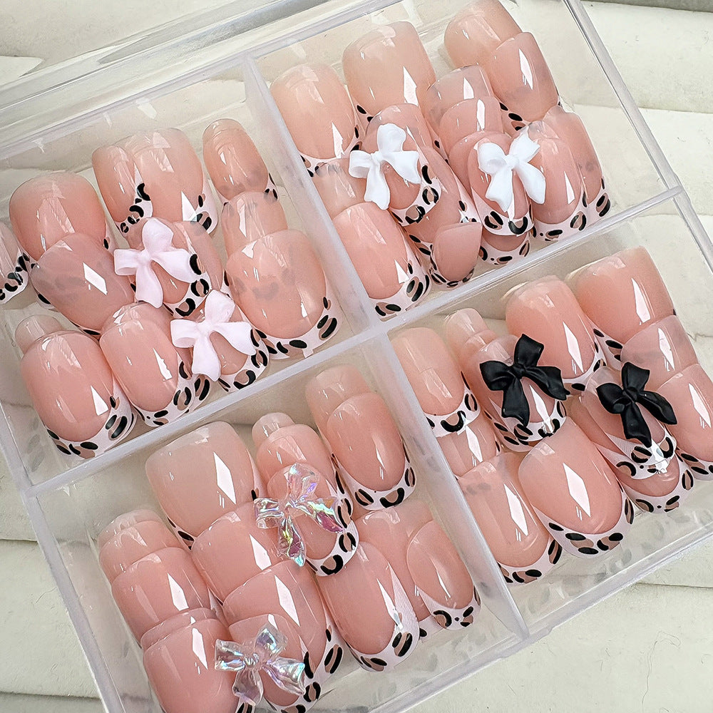 Künstlerisches Press-On-Nagelset mit Schleifenakzenten Brehn