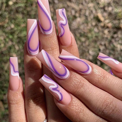 Kunstvolle Nagelverlängerungen mit elegantem Wellenmuster Brehn