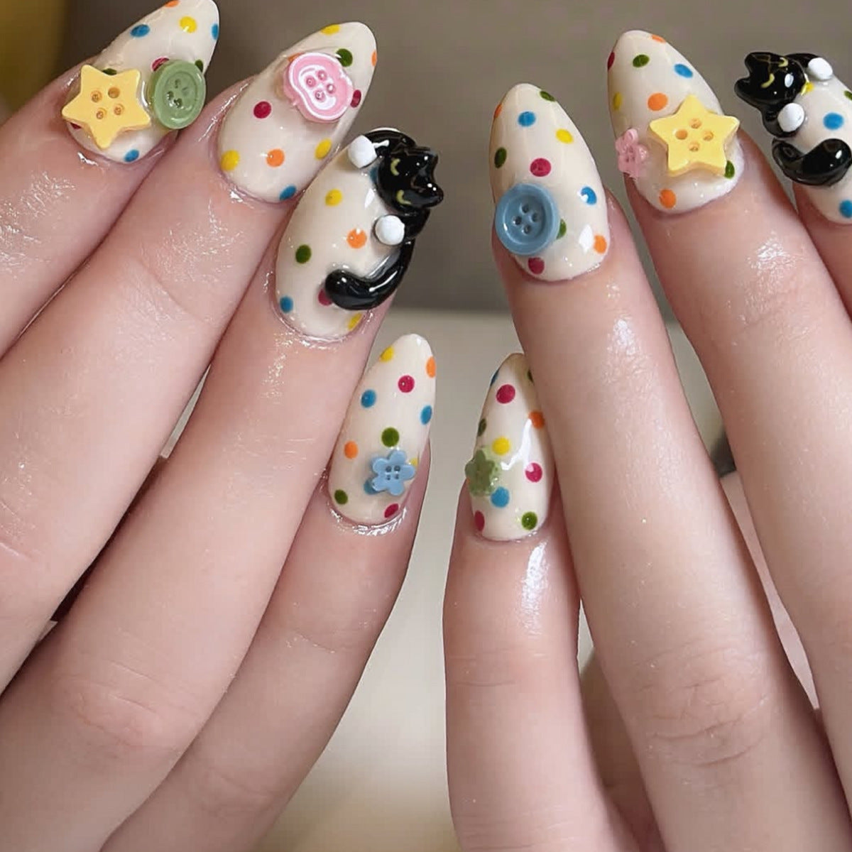 Kreatives 3D Nagelkunstdesign Brehn