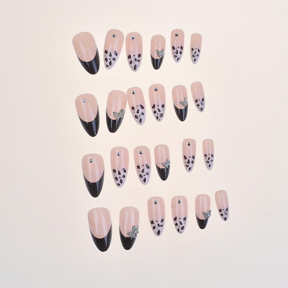 Künstlerisches Press-On Nagelset mit eleganten Designs Brehn