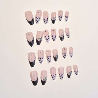 Künstlerisches Press-On Nagelset mit eleganten Designs Brehn