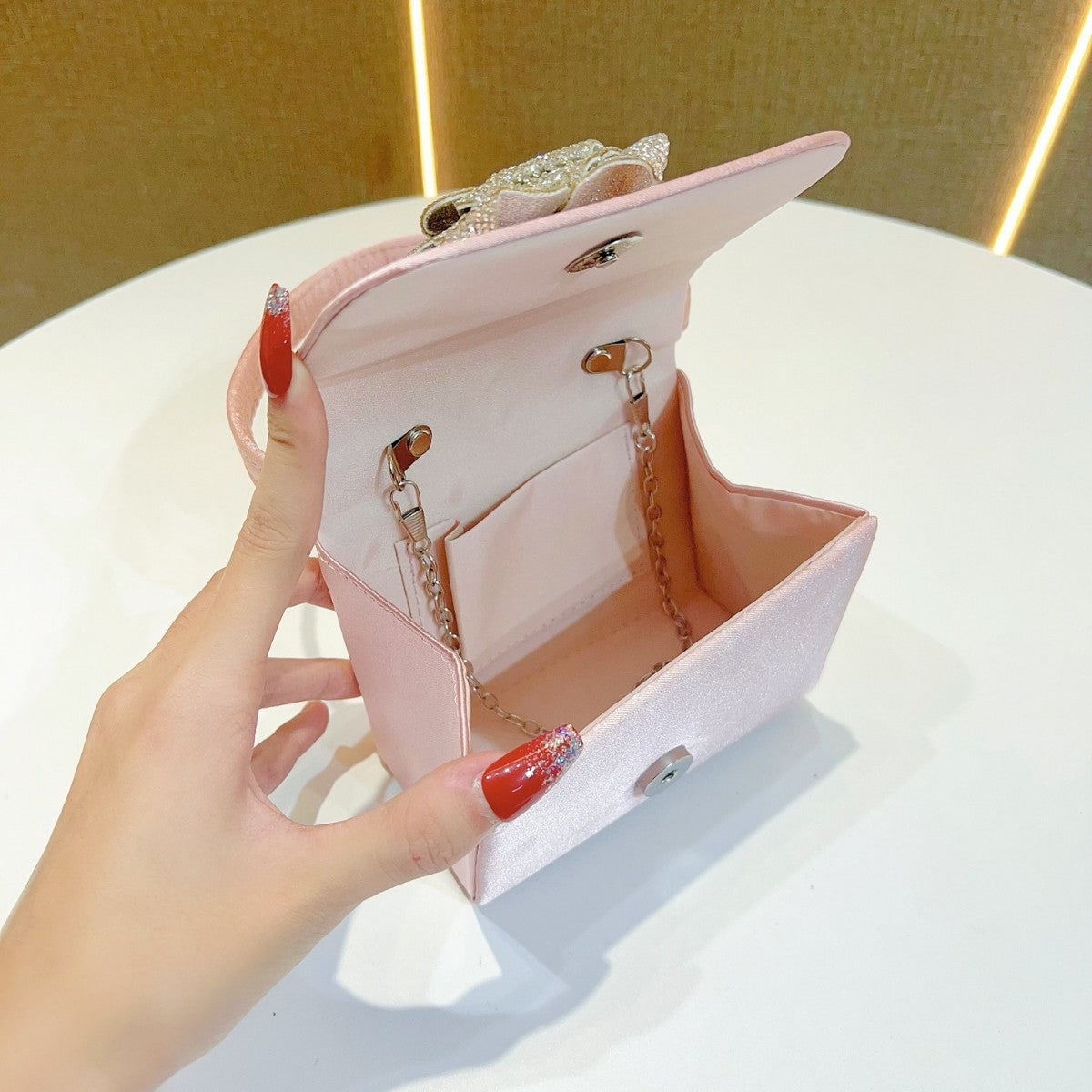 Elegante Satinkleid Abendtasche