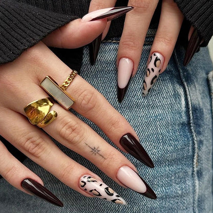 Kunstnagelset mit eleganten Spitzen und modernen Mustern Brehn