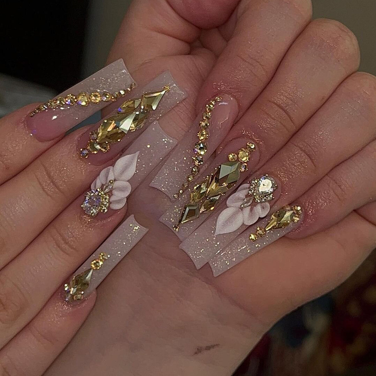 Premium Dekorative Press-On Nagelset mit floralen und Juwelenakzenten Brehn