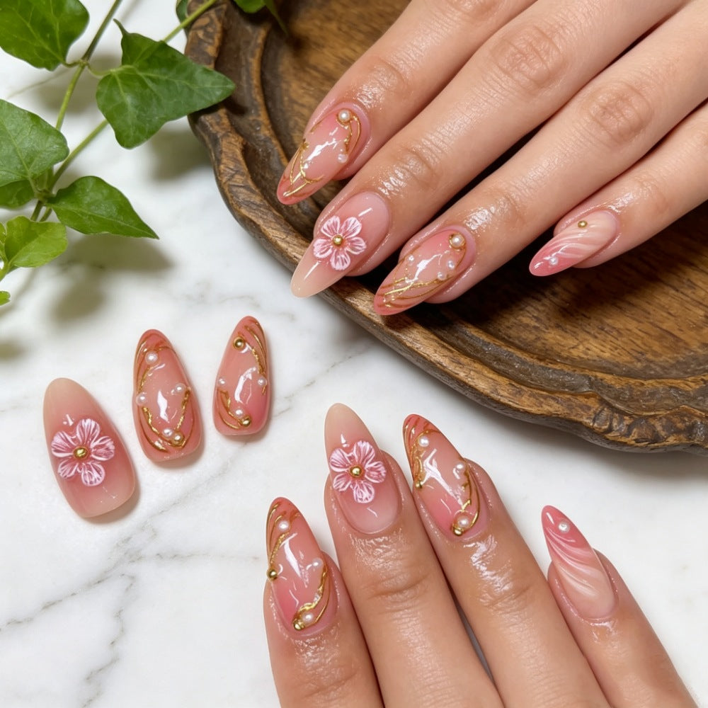 Kunstnägel mit Floralen Verzierungen und Goldakzenten Brehn