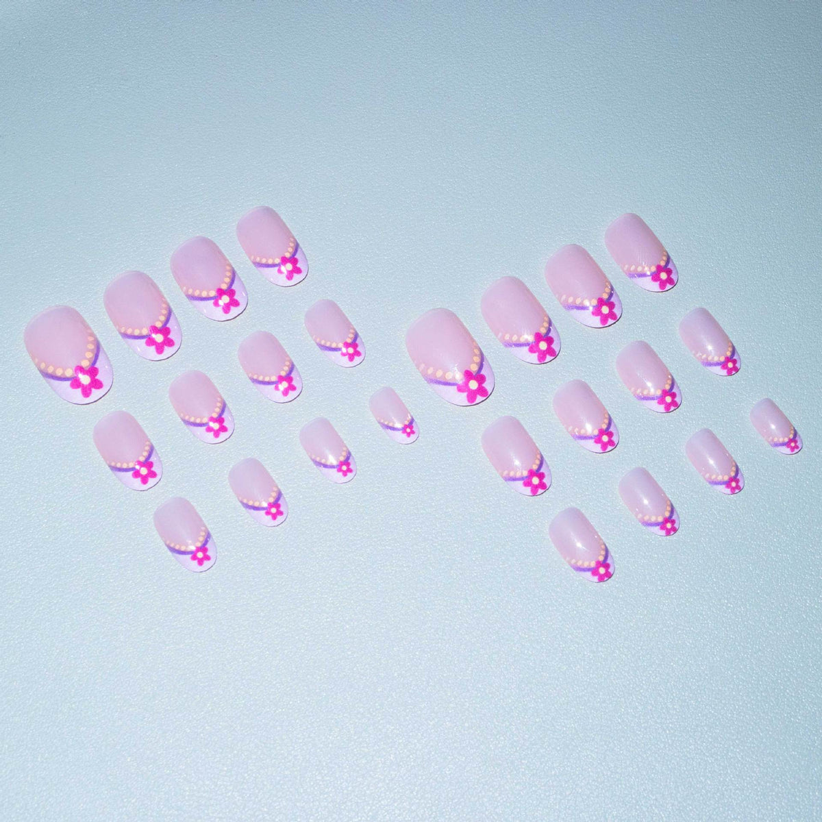 Künstlerische Blumenspitzen Nagelkunst