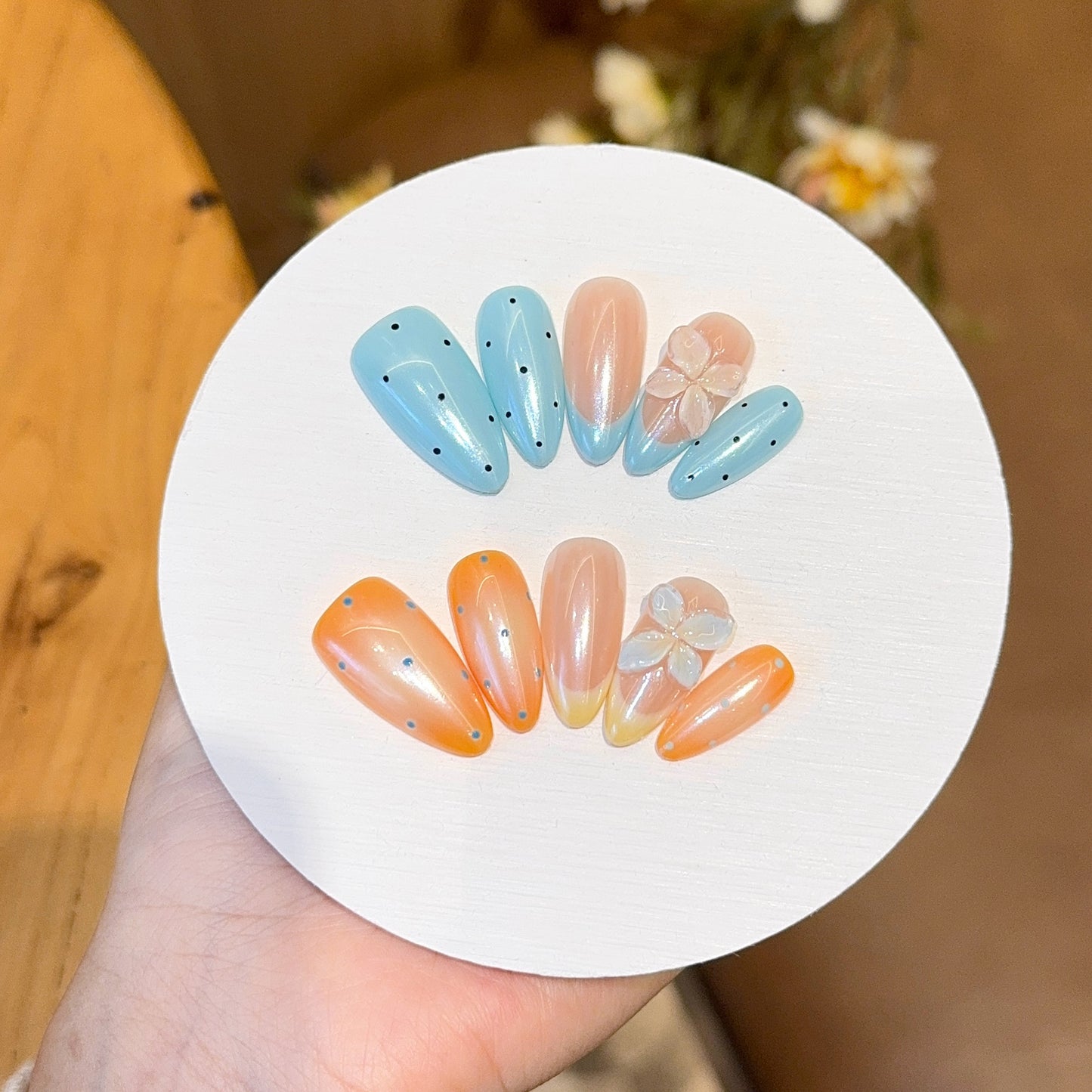 Künstliche Hand-Nail Art mit Floralen Akzenten Brehn