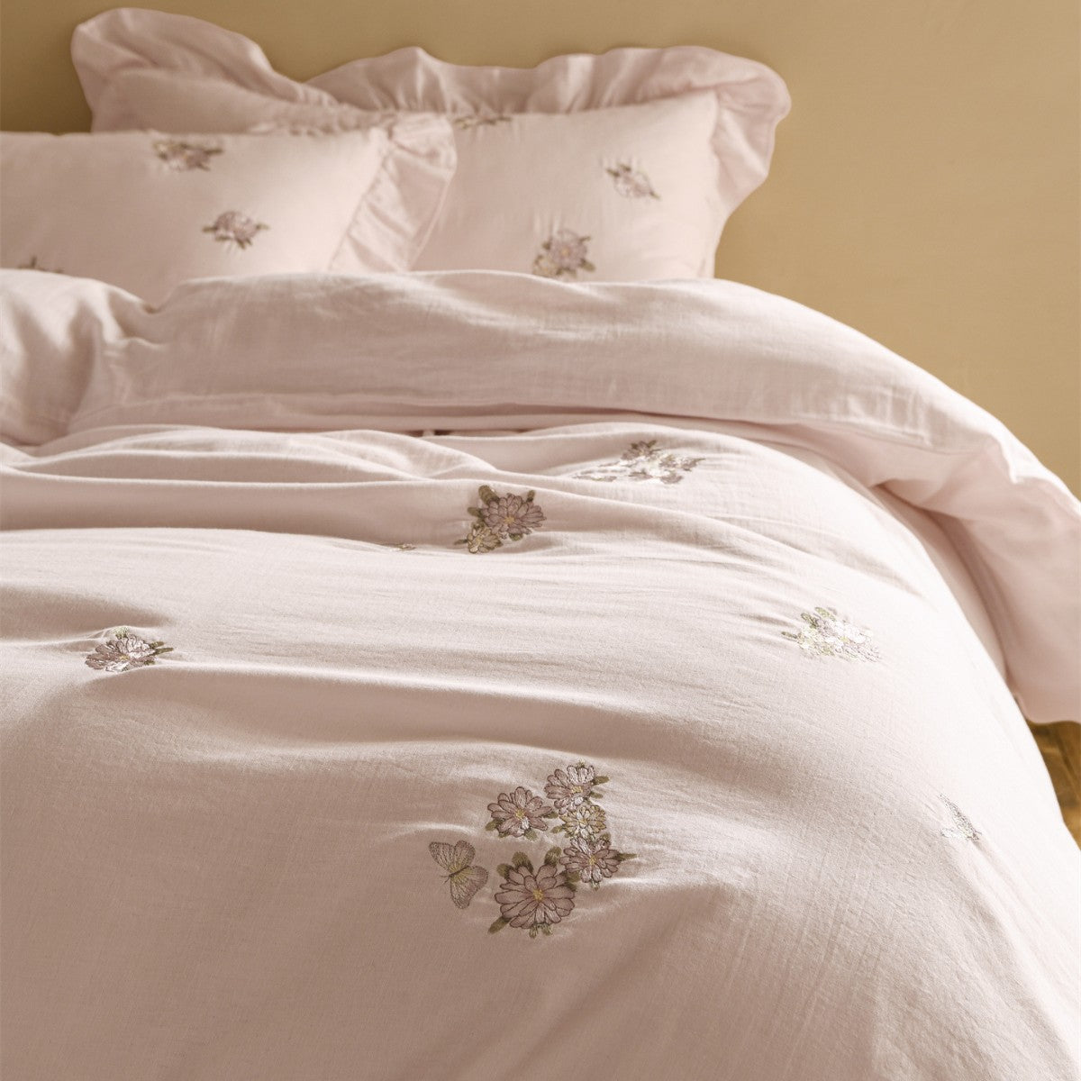 Bestickte florale Baumwollsatin-Bettbezug-Set mit Rüschenkissenbezügen